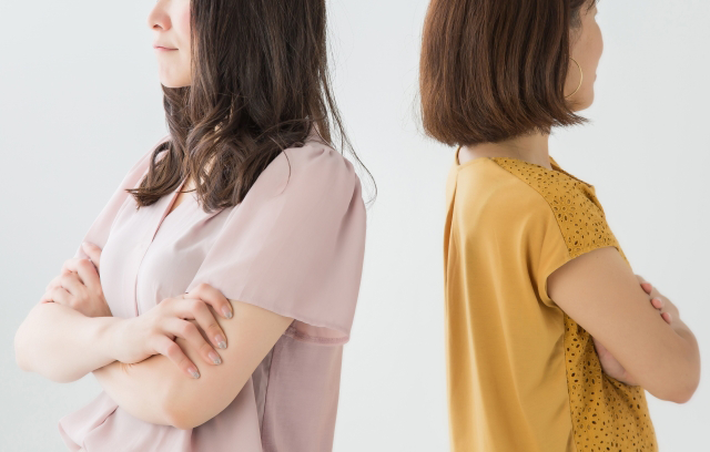 背を向けあう女性