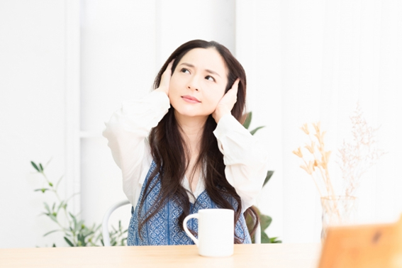 頭を抱える女性